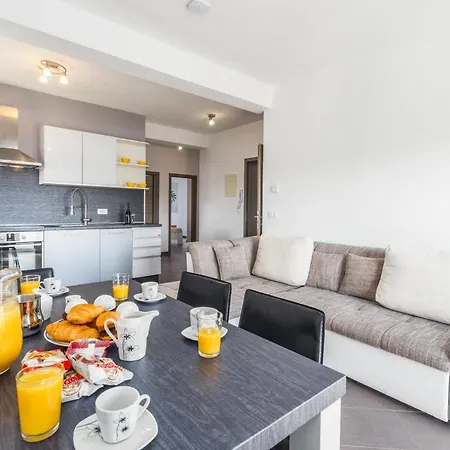 Apartment Vita'1 *