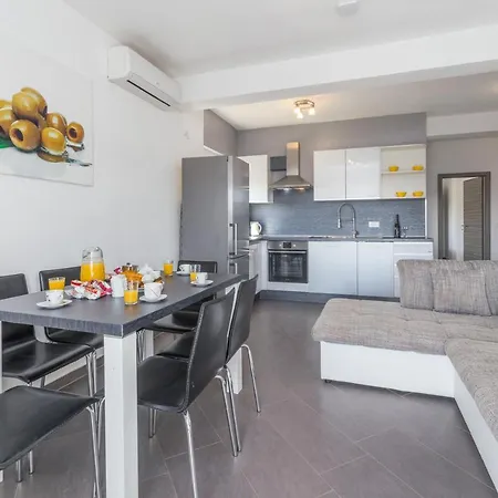 Apartment Vita'1 *